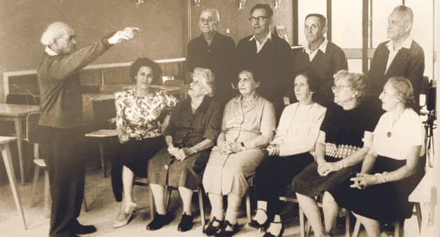מקהלת ותיקי נהלל 1961. עומדים מימין: קלמנט מושי, שבתאי נותקין, יעקב זהרוני ואריה וישנבסקי שחר; יושבות מימין: שושנה פלד, יהודית אלקנה, חנה גולדשטהוף, לאה פלביץ', רחל סלוצקי, ריבה מקלר; עומד משמאל: המנצח אליעזר בראון