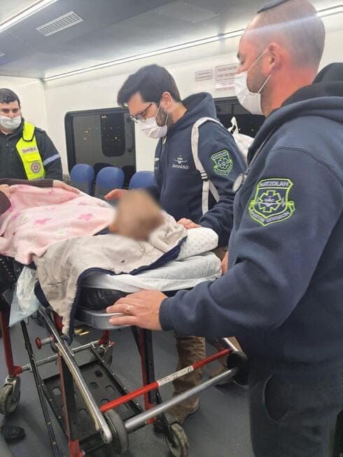 מבצע ההצלה של בת ה-5 (צילום: ארגון 'הצלה אייר' ) מבצע ההצלה של בת ה-5