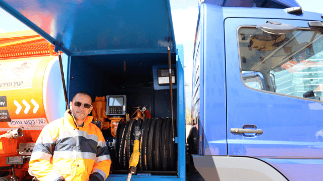 שלמה אלון יעקובסון על רקע משאית התדלוק של אפליקציית GetFuel. "אנשי עסקים, מדינות ואזרחים צריכים לשתף פעולה" 