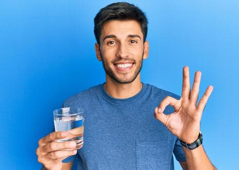 הגרסה הרשמית ממליצה על 8-10 כוסות נוזלים ביממה לנשים, ו-10-12 כוסות לגברים (צילום: shutterstock) איזה מים כדאי לכם לשתות?