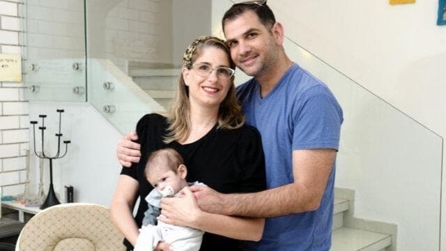 "שנישאר בריאים ושמחים". מיטל ודוד קדוש עם הבן יונתן ידידיה