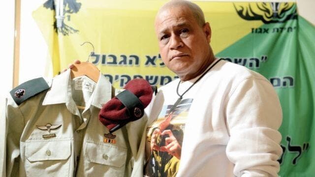 "רוצה להיקבר במקום שהנשמה שלו עזבה את הגוף". אלי אהרון ומדיו של אופק (צילום: קובי קואנקס) "רוצה להיקבר במקום שהנשמה שלו עזבה את הגוף". אלי אהרון ומדיו של אופק