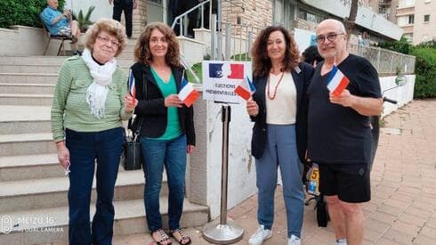 ג'ואל קטלין וקרולין זאנה מלכה במתחם ויצו נעמת. סדר מופתי