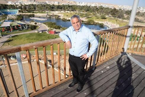 ראש עיריית דימונה בני ביטון. "פגיעה חמורה בעתיד הנגב" (צילום: הרצל יוסף) ראש עיריית דימונה בני ביטון. מצפה למחירים זולים יותר