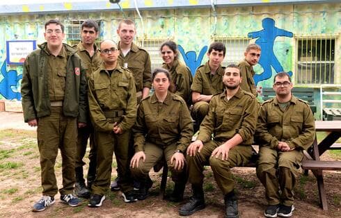 11 בוגרי בית הספר גשר לחינוך מיוחד ברחובות יגשימו בקרוב חלום ויתגייסו לצה"ל ( צילום: קובי קואנקס) 11 בוגרי בית הספר גשר לחינוך מיוחד ברחובות יגשימו בקרוב חלום ויתגייסו לצה"ל