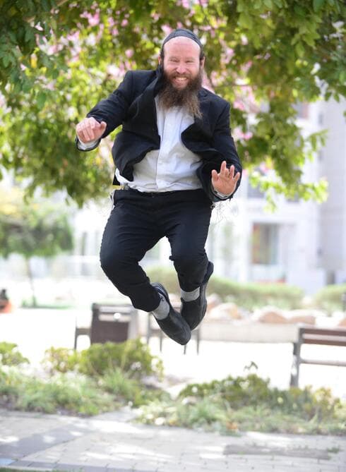 דוד קם, שחקן חרדי ומורה לדרמה, מוביל פרויקט המסייע לבני נוער בסיכון מכל המגזרים (צילום: הרצל יוסף) דוד קם, שחקן חרדי ומורה לדרמה, מוביל פרויקט המסייע לבני נוער בסיכון מכל המגזרים