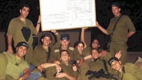 עם החברים לשירות. במרכז המפקד אורי בינמו ז"ל
