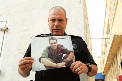 שרון זילברמן עם תמונת אחיו