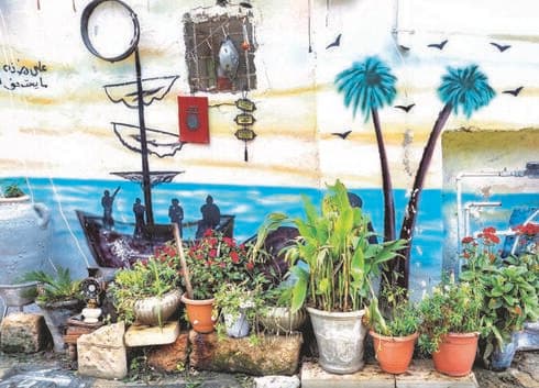 בדרך לנמל בעכו העתיקה. "קישוט הקירות החיצוניים בעכו מאוד מאפיין את עכו העתיקה" (צילום: נורית ירדן) בדרך לנמל בעכו העתיקה. "קישוט הקירות החיצוניים בעכו מאוד מאפיין את עכו העתיקה"