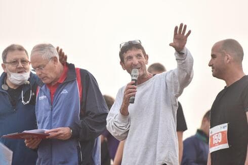 עופר פדן מזניק בחצי מרתון התבור (צילום: ערן ירדני) עופר פדן מזניק בחצי מרתון התבור