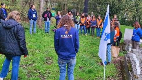 יום הזיכרון בפולין. טקס אינטימי ומרגש בתוך בית קברות הרוס (צילום: באדיבות התנועה הקיבוצית) משלחת הגן הקיבוצי