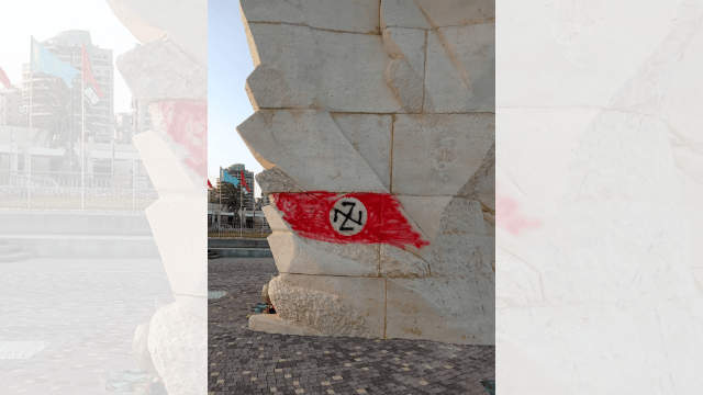 צלב הקרס על "אנדרטת הכנפיים"