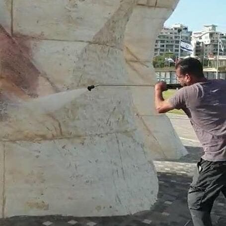 עובד הפיקוח מנקה את הצלב