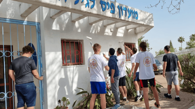 בני נוער מתנדבים במועדון לגיל הזהב