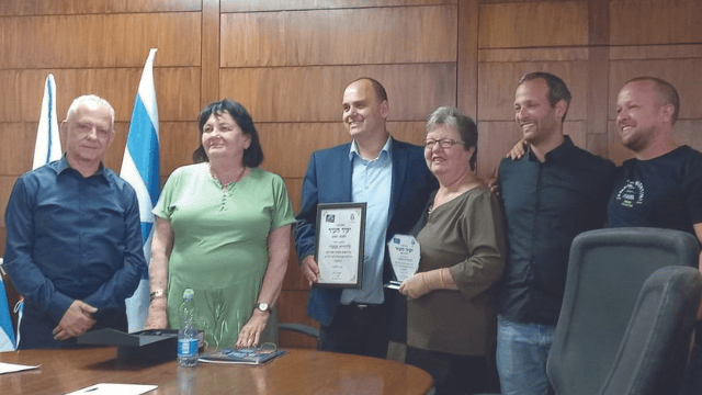 מנצור עם המתנדבות במעמד קבלת האות