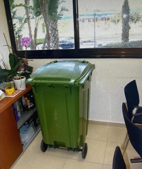 הפח בתוכו הסתיר החשוד את המוצרים