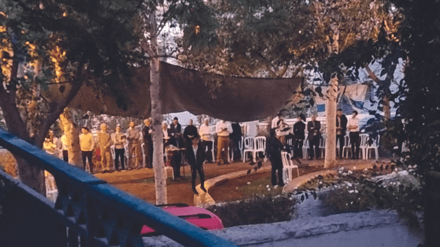 מתפללים בגינה ציבורית בעיר. "הגיע הזמן שיחזירו לנו את השקט"