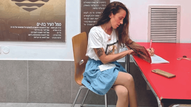שפילמן חותמת על ספרה החדש