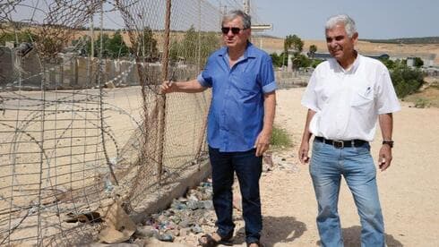 ראש מועצת מיתר שמעון מזוז, וראש מועצת עומר פיני בדש, ליד גדר ההפרדה. "מדינת חלם