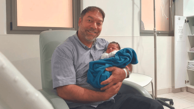  לירון סעד עם בתו. השם יהיה בסימן של גאולה