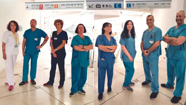 תומר כהן, חוסאם סלאמה, אילנה טביב, דורית חיים, ירדנה בודנקראט, רחל וונונו, אולג סירוטה, מאירה שלמוני (צילום: דוברות בית החולים) תומר כהן, חוסאם סלאמה, אילנה טביב, דורית חיים, ירדנה בודנקראט, רחל וונונו, אולג סירוטה, מאירה שלמוני