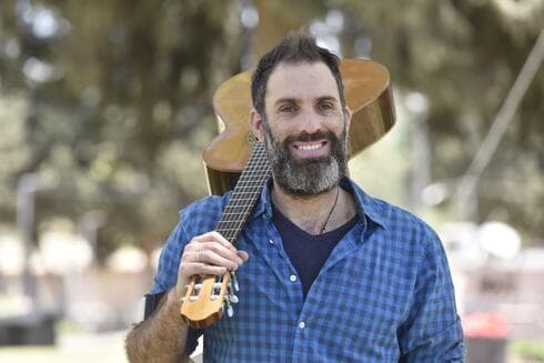 פלד. ערמות של שירים במגירה (צילום: שרון צור) דן פלד