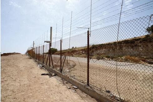 בכל יום עוברים שב"חים דרך פרצות בגדר