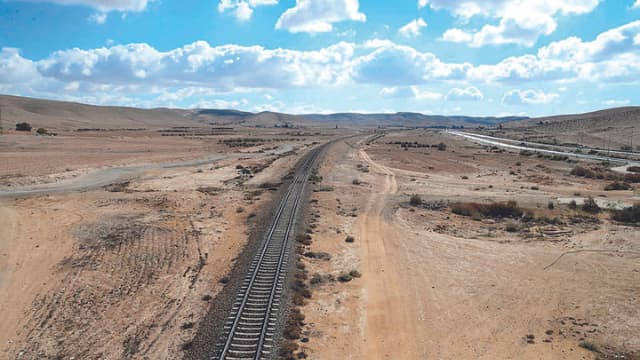 מסילת הרכבת המיותמת בין דימונה לבאר־שבע. אין תנועת רכבות