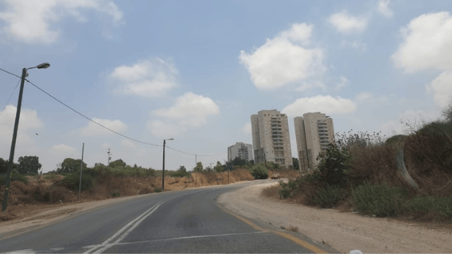 הכביש המקשר בין רחובות ההולנדית לכפר גבירול