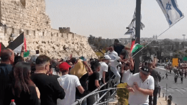 הפלה של דגלי ישראל בשער יפו