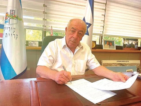 "ההסכם יהיה תקף ל-15 שנים". דוד אבן צור חותם על ההסכם (צילום: באדיבות עיריית קרית ים) דוד אבן צור חותם על ההסכם