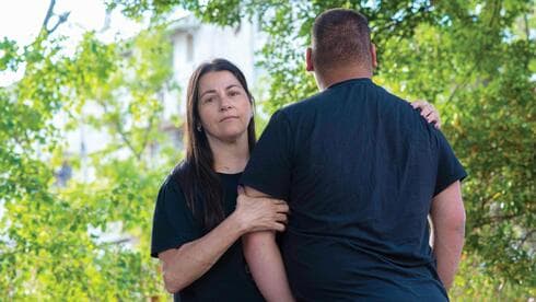 אורטל ובנה. "חשדתי כשהתקפי האפילפסיה שלו חזרו"