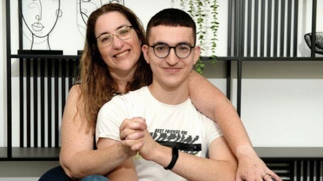 סיגל ובנה יובל. "צריך הרבה כוחות וטיפולים רגשיים הם חובה"