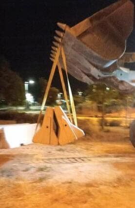 הסרת הבטונדות על ידי טרקטור בשירות המועצה