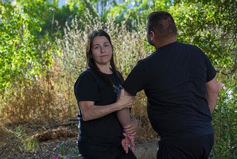 אורטל עם בנה, בעל לקות שכלית. האם הגישה תלונה במשטרה על כך שבנה עבר התעללות במוסד החינוכי ( צילום: יובל חן) אורטל עם בנה, בעל לקות שכלית. האם הגישה תלונה במשטרה על כך שבנה עבר התעללות במוסד החינוכי