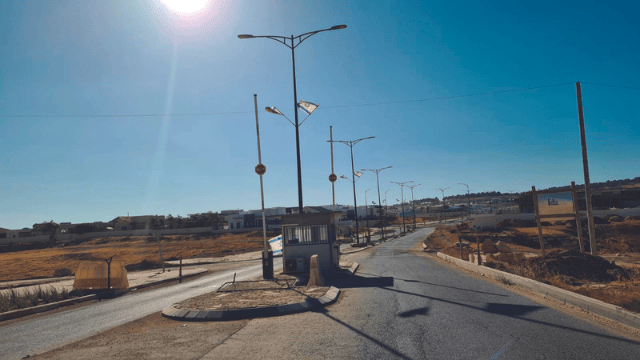 מחסום הכניסה בכרמית. אין שומר 