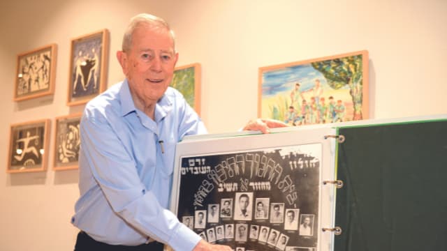 ד"ר דרוקר בספרייה עם תמונת המחזור הראשון 