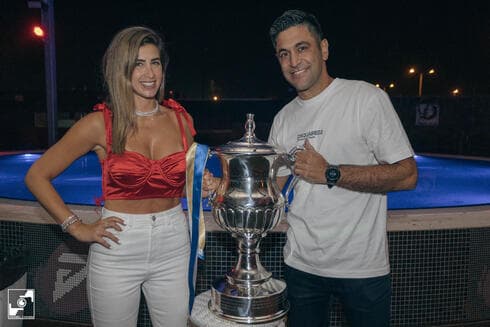 זוג מלכותי. אליניב ואדווה ברדה יחד עם הגביע