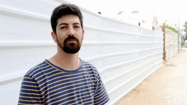 אביב טלר ברחוב אייזנברג. "המצב נהיה קשה מיום ליום"