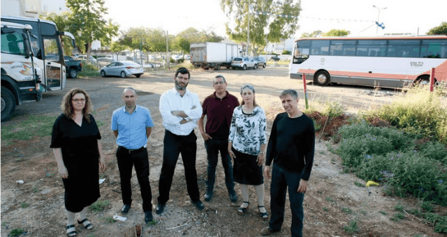 מתנגדי התכנית בשטח המיועד. "אנחנו לא החצר האחורית של העיר"