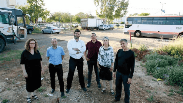 מתנגדי התכנית בשטח המיועד. "אנחנו לא החצר האחורית של העיר"