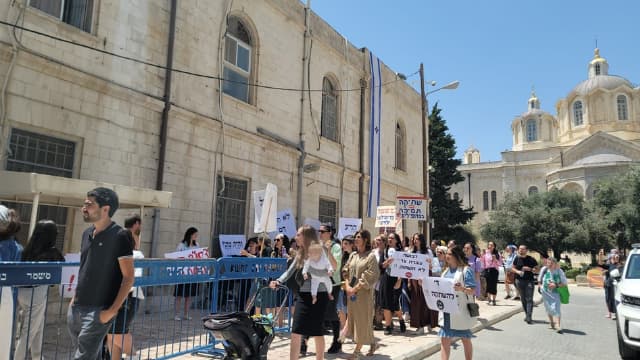 המחאה מחוץ לבית המשפט 