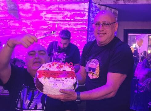 נמרוד כהן. נהנה מעוגה טעימה