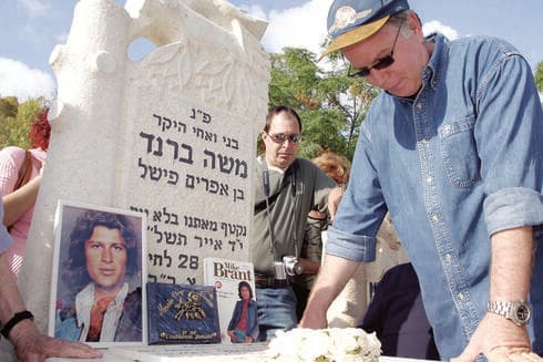 צביקה ברנד על קבר אחיו באזכרה