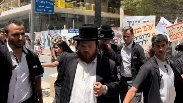 מרדכי שולמן (במרכז) בבית המשפט בסוף השבוע 