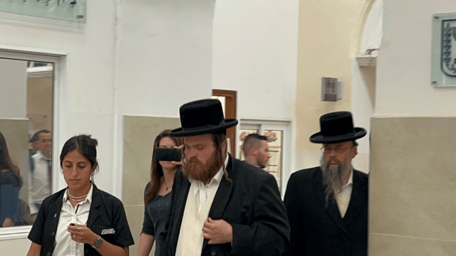 מרדכי שולמן (במרכז) בבית המשפט בסוף השבוע 