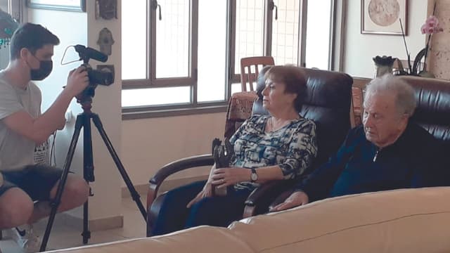 אימברמן בסלון ביתו