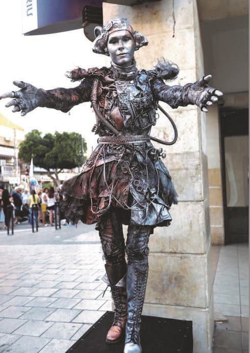 הפסלים לא זזים ולא נעים ־ אלא לעיתים נדירות