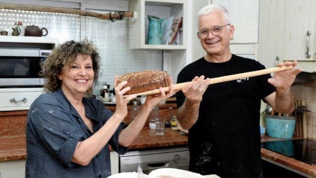 עמוס ויעל. "הבית מלא בריחות, מוזיקה ברקע, זה נפלא"