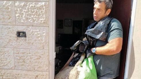 פגר של כבש מוצא מהדירה